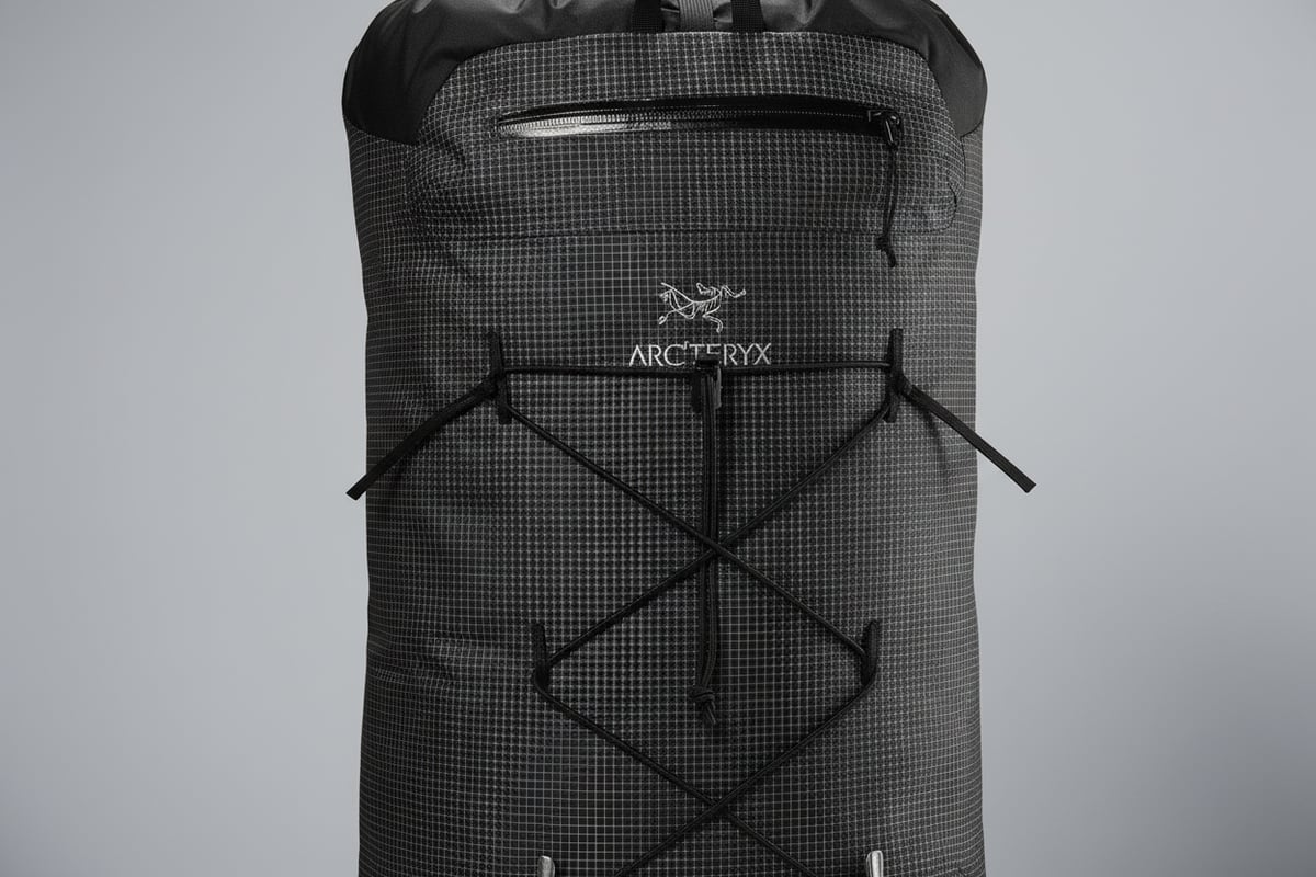 Arc'teryx Alpha FL 30のHadron素材とクライミング特化機能